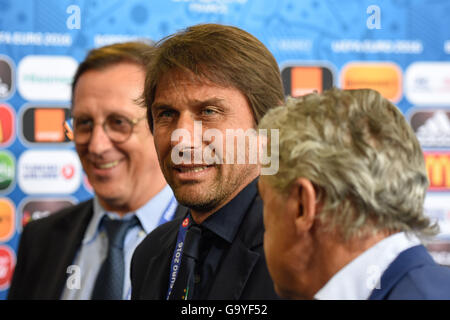 Bordeaux, Frankreich. 2. Juli 2016. @016 Fußball-Europameisterschaft. Viertelfinale übereinstimmen. Deutschland gegen Italien. Trainer Antonio Conte (ita) als Italien prüft die Bordeax pitch vor dem Spiel Credit: Action Plus Sport/Alamy Live News Stockfoto