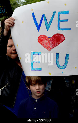 London, UK. 2. Juli 2016.  Schätzungsweise 30.000 Menschen verbinden den März für Europa von Park Lane bis Parliament Square Protest gegen austritt. Bildnachweis: PjrNews/Alamy Live-Nachrichten Stockfoto