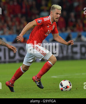 Lille Metropole, Frankreich. 1. Juli 2016. Aaron Ramsey von Wales steuert den Ball während der UEFA EURO 2016-Viertelfinale-Fußballspiel zwischen Wales und Belgien bei Stade Pierre Mauroy in Lille Metropole, Frankreich, 1. Juli 2016. Foto: Peter Kneffel/Dpa/Alamy Live News Stockfoto