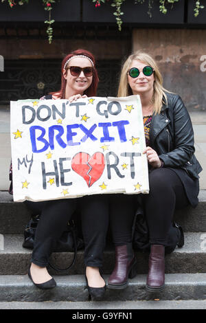 London, UK. 2. Juli 2016. Zehntausende Menschen versammeln sich im Zentrum von London zum protest gegen den Austritt/EU-Referendum auf einen Marsch für Europa. Bildnachweis: Lebendige Bilder/Alamy Live-Nachrichten Stockfoto