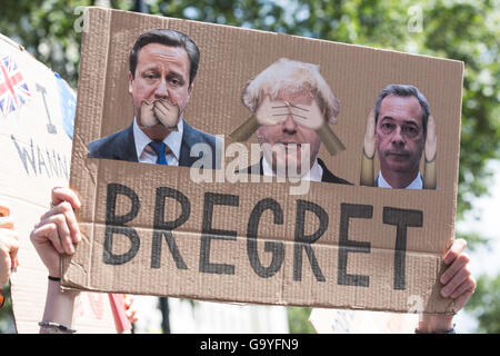 London, UK. 2. Juli 2016. Zehntausende Menschen versammeln sich im Zentrum von London zum protest gegen den Austritt EU-Referendum auf einen Marsch für Europa. Bildnachweis: Lebendige Bilder/Alamy Live-Nachrichten Stockfoto