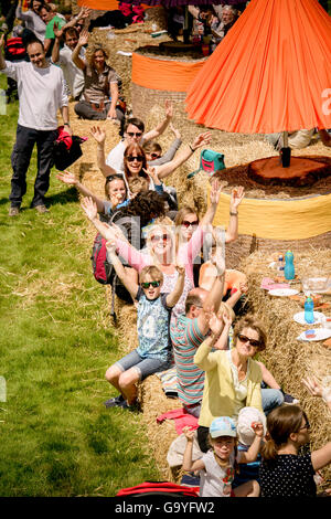 Wakehurst, West Sussex, UK, 2. Juli 2016, Besucher Wakehursts Wild Food Festival beteiligen sich in einem Guinness World Records™ Versuch für die längste Strohballen-Picknick-Tisch. Bildnachweis: Jim Holden/Alamy Live-Nachrichten Stockfoto