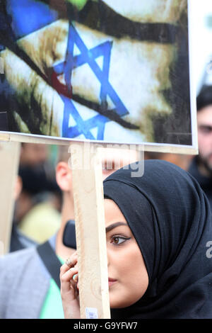 Berlin, Deutschland. 2. Juli 2016. Menschen Takeing Teilnahme an einer Demonstration der arabischen Gruppen für Al-Quds-Tag, der sich gegen die Existenz Israels am Kurfürstendamm in Berlin, Deutschland, 2. Juli 2016 richtet. Foto: WOLFGANG KUMM/Dpa/Alamy Live News Stockfoto