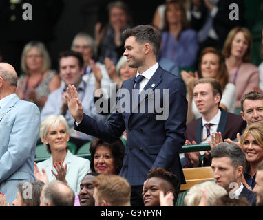 Wimbledon, London, UK. 2. Juli 2016. All England Lawn-Tennis and Croquet Club, London, England. Wimbledon Tennis Championships Tag sechs. Gäste in der Royal Box auf dem Centre Court enthalten heute Stars der Welt des Sports, einschließlich England Test Bowler James Anderson. Bildnachweis: Action Plus Sport Bilder/Alamy Live News Stockfoto