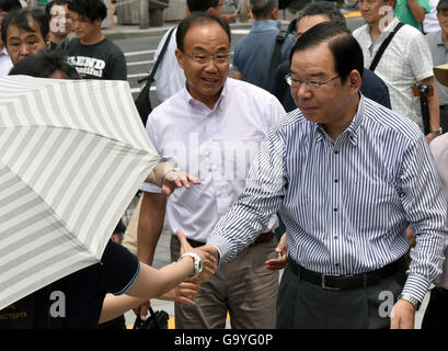 Tokio, Japan. 2. Juli 2016. Kazuo Shii, findet auf den Straßen in Tokyos Shinjuku für den schwülen Samstag, 2. Juli 2016, Wahlkampf für einen lokalen Kandidaten aus seiner eigenen Partei Führer der kommunistischen Partei Japans. Die Kommunisten, die Demokraten? und andere Opposition Parteien zu vermeiden, dass ihre Kandidaten? gegeneinander im Einzelplatz-Bezirke, die Kommunisten Feld 42 Kandidaten nur für Verhältniswahl Sitze. Bildnachweis: Natsuki Sakai/AFLO/Alamy Live-Nachrichten Stockfoto