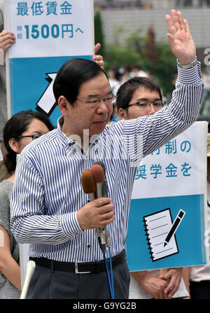 Tokio, Japan. 2. Juli 2016. Kazuo Shii, findet auf den Straßen in Tokyos Shinjuku für den schwülen Samstag, 2. Juli 2016, Wahlkampf für einen lokalen Kandidaten aus seiner eigenen Partei Führer der kommunistischen Partei Japans. Die Kommunisten, die Demokraten? und andere Opposition Parteien zu vermeiden, dass ihre Kandidaten? gegeneinander im Einzelplatz-Bezirke, die Kommunisten Feld 42 Kandidaten nur für Verhältniswahl Sitze. Bildnachweis: Natsuki Sakai/AFLO/Alamy Live-Nachrichten Stockfoto