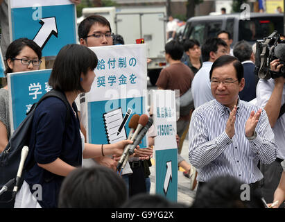 Tokio, Japan. 2. Juli 2016. Kazuo Shii, findet auf den Straßen in Tokyos Shinjuku für den schwülen Samstag, 2. Juli 2016, Wahlkampf für einen lokalen Kandidaten aus seiner eigenen Partei Führer der kommunistischen Partei Japans. Die Kommunisten, die Demokraten? und andere Opposition Parteien zu vermeiden, dass ihre Kandidaten? gegeneinander im Einzelplatz-Bezirke, die Kommunisten Feld 42 Kandidaten nur für Verhältniswahl Sitze. Bildnachweis: Natsuki Sakai/AFLO/Alamy Live-Nachrichten Stockfoto