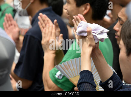 Tokio, Japan. 2. Juli 2016. Anhänger der japanischen Kommunisten Partei Rallye hinter seinem Führer Kazuo Shii während seiner Kampagne für einen lokalen Kandidaten aus seiner Partei in Tokyos Shinjuku auf schwülen Samstag, 2. Juli 2016. Die Kommunisten, die Demokraten? und andere Opposition Parteien zu vermeiden, dass ihre Kandidaten? gegeneinander im Einzelplatz-Bezirke, die Kommunisten Feld 42 Kandidaten nur für Verhältniswahl Sitze. Bildnachweis: Natsuki Sakai/AFLO/Alamy Live-Nachrichten Stockfoto