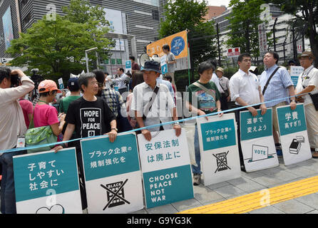 Tokio, Japan. 2. Juli 2016. Anhänger der japanischen Kommunisten Partei Rallye hinter seinem Führer Kazuo Shii während seiner Kampagne für einen lokalen Kandidaten aus seiner Partei in Tokyos Shinjuku auf schwülen Samstag, 2. Juli 2016. Die Kommunisten, die Demokraten? und andere Opposition Parteien zu vermeiden, dass ihre Kandidaten? gegeneinander im Einzelplatz-Bezirke, die Kommunisten Feld 42 Kandidaten nur für Verhältniswahl Sitze. Bildnachweis: Natsuki Sakai/AFLO/Alamy Live-Nachrichten Stockfoto