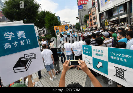 Tokio, Japan. 2. Juli 2016. Anhänger der japanischen Kommunisten Partei Rallye hinter seinem Führer Kazuo Shii während seiner Kampagne für einen lokalen Kandidaten aus seiner Partei in Tokyos Shinjuku auf schwülen Samstag, 2. Juli 2016. Die Kommunisten, die Demokraten? und andere Opposition Parteien zu vermeiden, dass ihre Kandidaten? gegeneinander im Einzelplatz-Bezirke, die Kommunisten Feld 42 Kandidaten nur für Verhältniswahl Sitze. Bildnachweis: Natsuki Sakai/AFLO/Alamy Live-Nachrichten Stockfoto