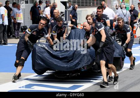 Das Auto von Red Bull Racing Fahrer Daniil Kvyat Russland ruft in seiner Garage nach einem Unfall während des Qualifyings vor dem Formel 1 Grand Prix, bei dem Red Bull Ring in Spielberg Südösterreichs, Samstag, 2. Juli 2016 zurückgedrängt. Foto: Ronald Zak/dpa Stockfoto