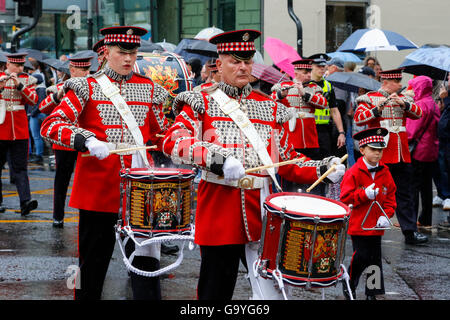 Glasgow, Schottland. 2. Juli 2016. Mehr als 50 Flute Bands aus ganz Großbritannien vorgeführt durch das Stadtzentrum von Glasgow in Vorbereitung auf die jährlichen 12 Juli "Battle of the Boyne" feiern, eine bedeutende Datum im Kalender Loyal Orange Lodge. Trotz starkem Wind und starker Regen säumten viele Orange Lodge Fans die Straßen. Bildnachweis: Findlay/Alamy Live-Nachrichten Stockfoto