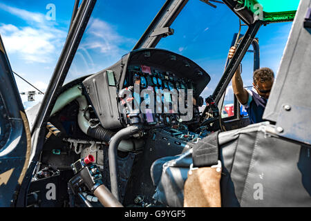 Italien Turin Collegno Aereoclub Veranstaltung 2. Juli 2016 Centennial Flughafen Torino Aeritalia - 1916/2016 - Hubschrauber Gunship italienischen B205 60 Jahre wurde in Afghanistan - Cab und Steuerelemente Credit: wirklich Easy Star/Alamy Live News Stockfoto