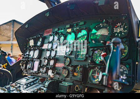 Italien Turin Collegno Aereoclub Veranstaltung 2. Juli 2016 Centennial Flughafen Torino Aeritalia - 1916/2016 - Hubschrauber Gunship italienischen B205 60 Jahre wurde in Afghanistan - Cab und Steuerelemente Credit: wirklich Easy Star/Alamy Live News Stockfoto