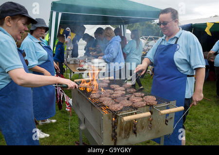 Biggin Hill, UK, 2. Juli 2016, trotz starken Regenfällen in den Biggin Hill Festival Damen weiter Hamburger auf dem Grill kochen © Keith Larby/Alamy Live News Stockfoto