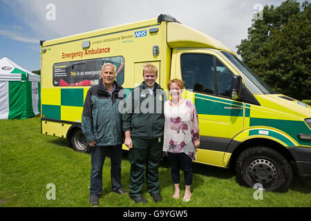 Biggin Hill, UK, 2. Juli 2016, Stadtrat Julian Bennington und Melanie Stevens Pose mit Andrew Larby, Sanitäter, vom London Ambulance Service bei den Biggin Hill Festival © Keith Larby/Alamy Live News Stockfoto