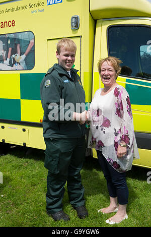 Biggin Hill, UK, 2. Juli 2016, Stadtrat Melanie Stevens schüttelt Hände mit Andrew Larby, Sanitäter, vom London Ambulance Service bei den Biggin Hill Festival © Keith Larby/Alamy Live News Stockfoto