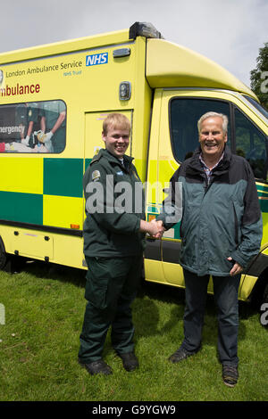 Biggin Hill, UK, 2. Juli 2016, Stadtrat Julian Bennington schüttelt Hände mit Andrew Larby, Sanitäter, vom London Ambulance Service bei den Biggin Hill Festival © Keith Larby/Alamy Live News Stockfoto