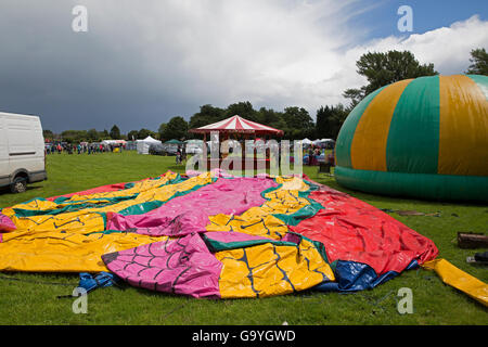 Biggin Hill, UK, 2. Juli 2016, Hüpfburgen musste wegen starker Regenfälle auf die Biggin Hill Festival © Keith Larby/Alamy Live News abgerissen werden Stockfoto