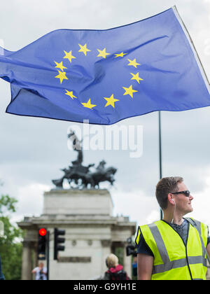 London, UK. 2. Juli 2016. Am Wellington Arch - ein Marsch für Europa bringt Tausende von bleiben Unterstützer, die vom Hyde Park, Parliament Square zu marschieren. Bildnachweis: Guy Bell/Alamy Live-Nachrichten Stockfoto