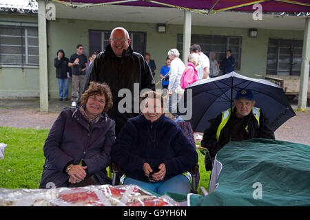 Biggin Hill, UK, 2. Juli 2016, Peoplr Schutz vor den starken Regenfällen in Biggin Hill Festival Credit: Keith Larby/Alamy Live News Stockfoto