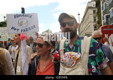 London, UK. 2. Juli 2016. LONDON, UK - Juli 2: Ein paar mit ihrem Säugling nehmen Teil an der Demonstration März für Europa eine Woche nach dem Brexit-Referendum abstimmen. Die Pr-Eu-Befürworter März vom Hyde Park entfernt Parlament Square.Photo: David Mbiyu / Alamy neues Leben Stockfoto