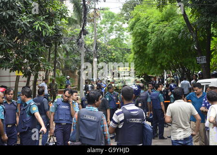 Dhaka, Bangladesch. 2. Juli 2016. Bangladeshi Soldaten und Polizisten Fuß entlang einer Straße, die führt zu einem gehobenen Restaurant in Dhaka am 2. Juli 2016, nach einem blutigen Belagerung es durch bewaffnete Angreifer, die am 1. Juli begonnen. Schwer bewaffnete Kämpfer ermordeten 20 Geiseln in Bangladesch, viele ihrer Opfer zu Tode, hacking, bevor sechs der Angreifer am Ende einer Belagerung niedergeschossen wurden 2 Juli in einem Restaurant mit Ausländern verpackt. Bildnachweis: Mamunur Rashid/Alamy Live-Nachrichten Stockfoto