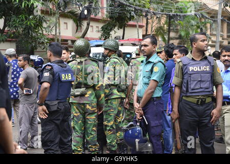 Dhaka, Bangladesch. 2. Juli 2016. Bangladeshi Soldaten und Polizisten Fuß entlang einer Straße, die führt zu einem gehobenen Restaurant in Dhaka am 2. Juli 2016, nach einem blutigen Belagerung es durch bewaffnete Angreifer, die am 1. Juli begonnen. Schwer bewaffnete Kämpfer ermordeten 20 Geiseln in Bangladesch, viele ihrer Opfer zu Tode, hacking, bevor sechs der Angreifer am Ende einer Belagerung niedergeschossen wurden 2 Juli in einem Restaurant mit Ausländern verpackt. Bildnachweis: Mamunur Rashid/Alamy Live-Nachrichten Stockfoto