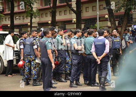 Dhaka, Bangladesch. 2. Juli 2016. Bangladeshi Soldaten und Polizisten Fuß entlang einer Straße, die führt zu einem gehobenen Restaurant in Dhaka am 2. Juli 2016, nach einem blutigen Belagerung es durch bewaffnete Angreifer, die am 1. Juli begonnen. Schwer bewaffnete Kämpfer ermordeten 20 Geiseln in Bangladesch, viele ihrer Opfer zu Tode, hacking, bevor sechs der Angreifer am Ende einer Belagerung niedergeschossen wurden 2 Juli in einem Restaurant mit Ausländern verpackt. Bildnachweis: Mamunur Rashid/Alamy Live-Nachrichten Stockfoto