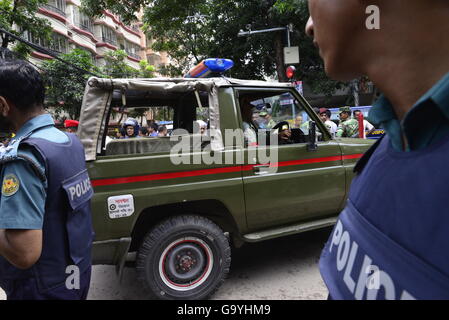 Dhaka, Bangladesch. 2. Juli 2016. Bangladeshi Soldaten und Polizisten Fuß entlang einer Straße, die führt zu einem gehobenen Restaurant in Dhaka am 2. Juli 2016, nach einem blutigen Belagerung es durch bewaffnete Angreifer, die am 1. Juli begonnen. Schwer bewaffnete Kämpfer ermordeten 20 Geiseln in Bangladesch, viele ihrer Opfer zu Tode, hacking, bevor sechs der Angreifer am Ende einer Belagerung niedergeschossen wurden 2 Juli in einem Restaurant mit Ausländern verpackt. Bildnachweis: Mamunur Rashid/Alamy Live-Nachrichten Stockfoto