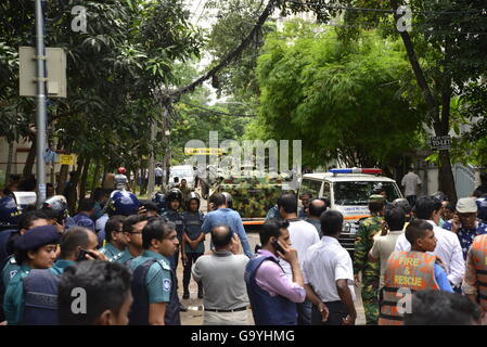 Dhaka, Bangladesch. 2. Juli 2016. Bangladeshi Soldaten und Polizisten Fuß entlang einer Straße, die führt zu einem gehobenen Restaurant in Dhaka am 2. Juli 2016, nach einem blutigen Belagerung es durch bewaffnete Angreifer, die am 1. Juli begonnen. Schwer bewaffnete Kämpfer ermordeten 20 Geiseln in Bangladesch, viele ihrer Opfer zu Tode, hacking, bevor sechs der Angreifer am Ende einer Belagerung niedergeschossen wurden 2 Juli in einem Restaurant mit Ausländern verpackt. Bildnachweis: Mamunur Rashid/Alamy Live-Nachrichten Stockfoto