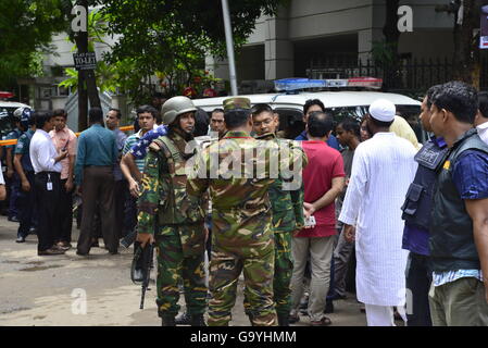 Dhaka, Bangladesch. 2. Juli 2016. Bangladeshi Soldaten und Polizisten Fuß entlang einer Straße, die führt zu einem gehobenen Restaurant in Dhaka am 2. Juli 2016, nach einem blutigen Belagerung es durch bewaffnete Angreifer, die am 1. Juli begonnen. Schwer bewaffnete Kämpfer ermordeten 20 Geiseln in Bangladesch, viele ihrer Opfer zu Tode, hacking, bevor sechs der Angreifer am Ende einer Belagerung niedergeschossen wurden 2 Juli in einem Restaurant mit Ausländern verpackt. Bildnachweis: Mamunur Rashid/Alamy Live-Nachrichten Stockfoto