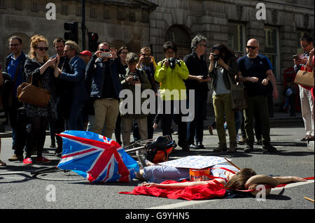 London, England, Vereinigtes Königreich. 2. Juli marschieren Tausende von Menschen durch London nach Westminster zum protest gegen Großbritannien aus der EU.  Die Demonstranten sind Großbritannien, innerhalb der Europäischen Union bleiben wollen und wollen nicht die Regierung auf Trigger Art. 50. Ein Mädchen liegt auf der Mitte der Straße neben dem Fahrrad, während andere ein Foto zu machen. Bildnachweis: Andrew Steven Graham/Alamy Live-Nachrichten Stockfoto