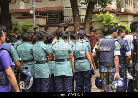 Dhaka, Bangladesch. 2. Juli 2016. Bangladeshi Soldaten und Polizisten Fuß entlang einer Straße, die führt zu einem gehobenen Restaurant in Dhaka am 2. Juli 2016, nach einem blutigen Belagerung es durch bewaffnete Angreifer, die am 1. Juli begonnen. Schwer bewaffnete Kämpfer ermordeten 20 Geiseln in Bangladesch, viele ihrer Opfer zu Tode, hacking, bevor sechs der Angreifer am Ende einer Belagerung niedergeschossen wurden 2 Juli in einem Restaurant mit Ausländern verpackt. Bildnachweis: Mamunur Rashid/Alamy Live-Nachrichten Stockfoto