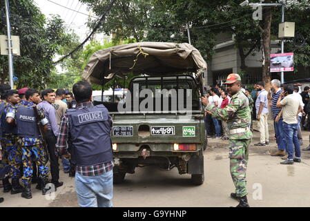 Dhaka, Bangladesch. 2. Juli 2016. Bangladeshi Soldaten und Polizisten Fuß entlang einer Straße, die führt zu einem gehobenen Restaurant in Dhaka am 2. Juli 2016, nach einem blutigen Belagerung es durch bewaffnete Angreifer, die am 1. Juli begonnen. Schwer bewaffnete Kämpfer ermordeten 20 Geiseln in Bangladesch, viele ihrer Opfer zu Tode, hacking, bevor sechs der Angreifer am Ende einer Belagerung niedergeschossen wurden 2 Juli in einem Restaurant mit Ausländern verpackt. Bildnachweis: Mamunur Rashid/Alamy Live-Nachrichten Stockfoto