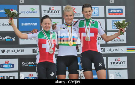 Jenny Rissveds von Schweden (Mitte) feiert Goldmedaille nach 2016 Mountain Bike World Championships, die u-23 Frauen cross-country Rennen in Nove Mesto, Tschechien, 3. Juli 2016. Schweizer Fahrer nahmen die zwei Podiumsplätze mit Sina Frei zweiter und Alessandra Keller Dritter. (CTK Foto/Jaroslav Snajdr) Stockfoto