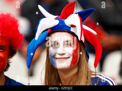 Paris, Frankreich. 3. Juli 2016. Fans und Zuschauer mit bunten Zeichnungen Frankreich - Island Gesicht 5-2 Viertelfinale, Fußball europäischen Meisterschaften EURO um 03 rd Juli 2016 in Paris, Stade de France, St.Denis, Frankreich. Fussball Nationalmannschaft, Frankreich Insel Quarters Credit: Peter Schatz / Alamy Live News Stockfoto