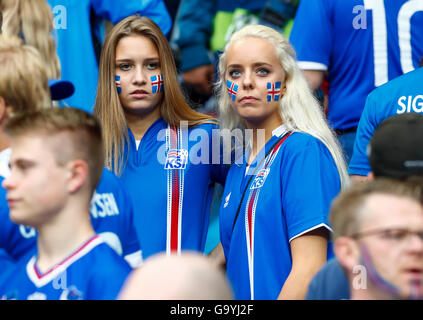 Paris, Frankreich. 3. Juli 2016. Fans und Zuschauer mit bunten Zeichnungen Frankreich - Island Gesicht 5-2 Viertelfinale, Fußball europäischen Meisterschaften EURO um 03 rd Juli 2016 in Paris, Stade de France, St.Denis, Frankreich. Fussball Nationalmannschaft, Frankreich Insel Quarters Credit: Peter Schatz / Alamy Live News Stockfoto