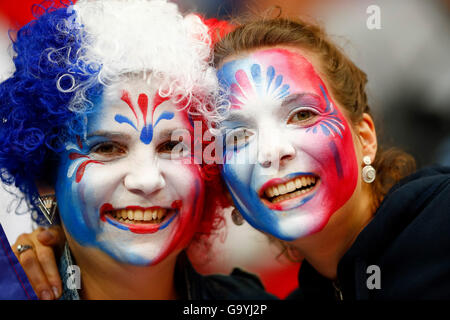 Paris, Frankreich. 3. Juli 2016. Fans und Zuschauer mit bunten Zeichnungen Frankreich - Island Gesicht 5-2 Viertelfinale, Fußball europäischen Meisterschaften EURO um 03 rd Juli 2016 in Paris, Stade de France, St.Denis, Frankreich. Fussball Nationalmannschaft, Frankreich Insel Quarters Credit: Peter Schatz / Alamy Live News Stockfoto