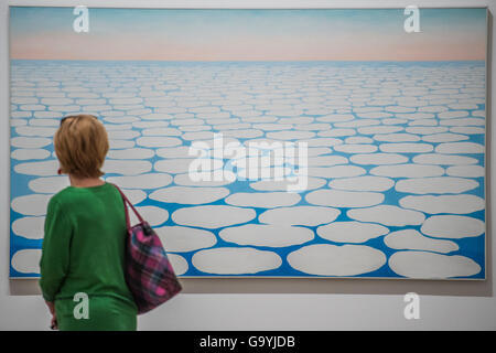 Tate Modern, London, UK. 4. Juli 2016. Himmel über den Wolken III, 1963 - Georgia O'Keeffe eine neue Ausstellung in der Tate Modern, London. Es läuft vom 6 Juli bis zum 30. Oktober 2016. Bildnachweis: Guy Bell/Alamy Live-Nachrichten Stockfoto