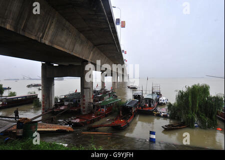 Yueyang. 4. Juli 2016. Foto aufgenommen am 4. Juli 2016 zeigt die Wasserfläche unter der Brücke der Dongting-See in Yueyang, Zentral-China Provinz Hunan. Der Wasserstand in der Chenglingji hydrographischen Station der Dongting-See Rosenmontag 33,06 Meter, übertraf die Alarmstufe. © Lange Hongtao/Xinhua/Alamy Live-Nachrichten Stockfoto