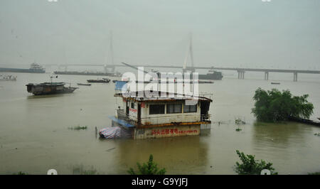 Yueyang. 4. Juli 2016. Foto aufgenommen am 4. Juli 2016 zeigt die Wasserfläche in der Nähe von der Brücke der Dongting-See in Yueyang, Zentral-China Hunan Provinz. Der Wasserstand in der Chenglingji hydrographischen Station der Dongting-See Rosenmontag 33,06 Meter, übertraf die Alarmstufe. © Lange Hongtao/Xinhua/Alamy Live-Nachrichten Stockfoto