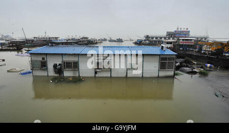 Yueyang. 4. Juli 2016. Foto aufgenommen am 4. Juli 2016 zeigt versunkene Gebäude in Yugang Kai des Dongting-See in Yueyang, Zentral-China Provinz Hunan. Der Wasserstand in der Chenglingji hydrographischen Station der Dongting-See Rosenmontag 33,06 Meter, übertraf die Alarmstufe. © Lange Hongtao/Xinhua/Alamy Live-Nachrichten Stockfoto