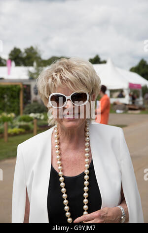 TV-Moderatorin Gloria Hunniford besucht Hampton Court Palace Flower show Stockfoto