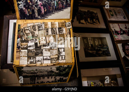 Verschiedene Fotos, abgebildet in den national Archives in der Hauptstadt Juba, Südsudan, 22. Juni 2016. Die Archive halten rund 5000 Dateien. Unzählige Dokumente wurden in Konflikte zerstört, Tausende bleiben unsortiert in Containern. In den kommenden Jahren werden die kompletten Archive digitalisiert und der Öffentlichkeit zugänglich gemacht werden. FOTO: ANNA MAYUNI KERBER/DPA Stockfoto