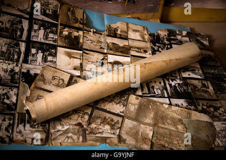 Verschiedene Fotos, abgebildet in den national Archives in der Hauptstadt Juba, Südsudan, 22. Juni 2016. Die Archive halten rund 5000 Dateien. Unzählige Dokumente wurden in Konflikte zerstört, Tausende bleiben unsortiert in Containern. In den kommenden Jahren werden die kompletten Archive digitalisiert und der Öffentlichkeit zugänglich gemacht werden. FOTO: ANNA MAYUNI KERBER/DPA Stockfoto