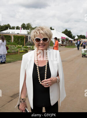 TV-Moderatorin Gloria Hunniford besucht Hampton Court Palace Flower show Stockfoto