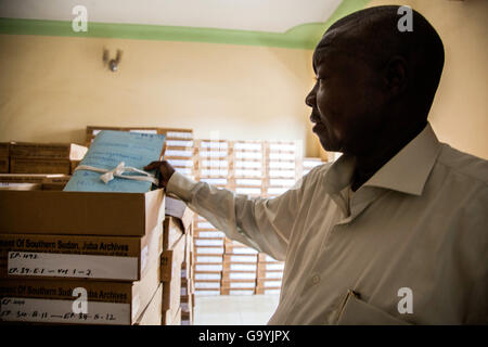 Youssef Fulgensio Onyalla, Direktor des Staatsarchivs, holding eines der rund 5000 Akten in den Archiven in der Hauptstadt Juba, Südsudan, 22. Juni 2016. Unzählige Dokumente wurden in Konflikte zerstört, Tausende bleiben unsortiert in Containern. In den kommenden Jahren werden die kompletten Archive digitalisiert und der Öffentlichkeit zugänglich gemacht werden. FOTO: ANNA MAYUNI KERBER/DPA Stockfoto