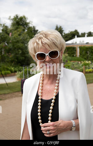 TV-Moderatorin Gloria Hunniford besucht Hampton Court Palace Flower show Stockfoto