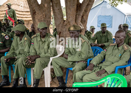 SPLA-IO Soldaten sitzen in einer Basis am Stadtrand der Hauptstadt Juba, Südsudan, 22. Juni 2016. Ein Friedensabkommen plant die Integration der ehemaligen Rebellen in die bewaffneten Kräfte (SPLA). Es ist tiefes Misstrauen auf beiden Seiten. FOTO: ANNA MAYUNI KERBER/DPA Stockfoto